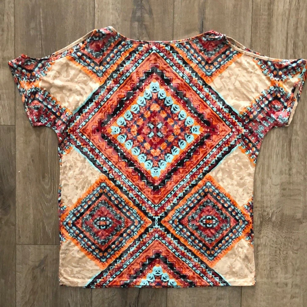 Worn once - INC INTERNATIONAL CONCEPTS Cold Shoulder Graphic Blouse - Picture 5 of 7